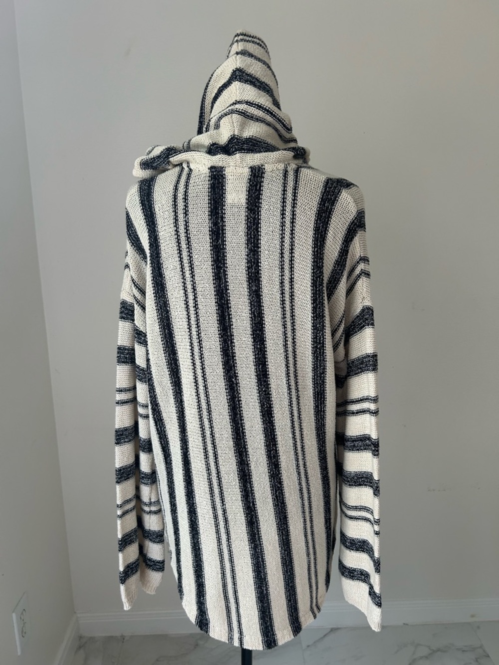 Buc-ee’s Baja Style Hooded Poncho Sweater Tunic - Cream & Black, Size M, Unisex - Picture 4 of 7